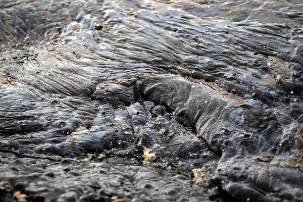 Una Playa Está Cubierta Por Una Espesa Mancha Petróleo Crudo — Foto de Stock