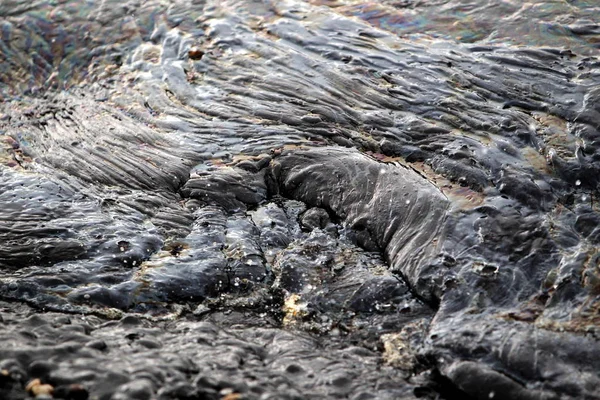 Uma Praia Coberta Por Uma Densa Maré Petróleo Bruto Cidade — Fotografia de Stock