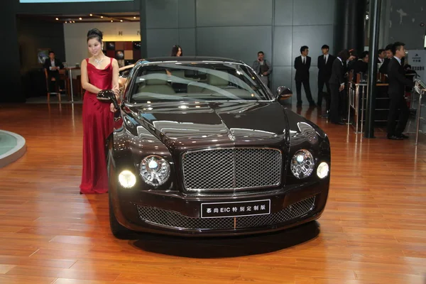 Model Poses Bentley Car 9Th China Guangzhou International Automobile Exhibition — Stock Photo, Image