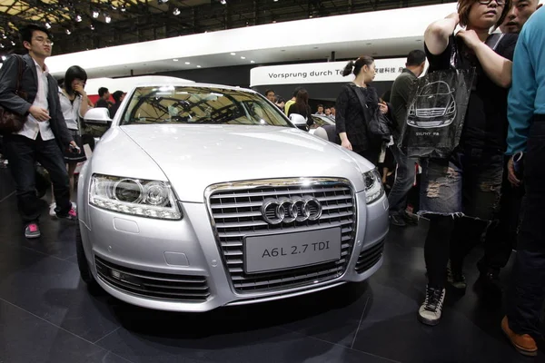 Odwiedzający Spojrzeć Audi A6L Tdi Shanghai International Automobile Industry Wystawa — Zdjęcie stockowe