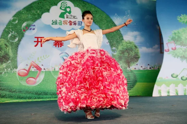 2010 日緑夢公園 中国でファッションショー中に廃棄物から作られた彼女のドレスを表示する中国語モデルのパレード — ストック写真