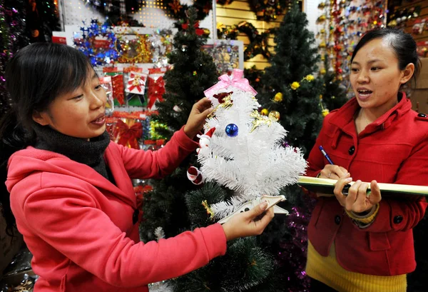Kunden Wählen Weihnachtsdekoration Auf Einem Großmarkt Yiwu Provinz Zhejiang Ostchina — Stockfoto