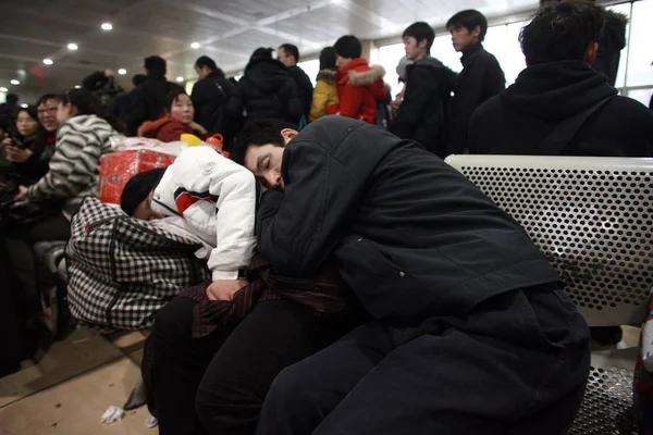 Dos Pasajeros Chinos Duermen Siesta Mientras Esperan Estación Tren Shanghai — Foto de Stock