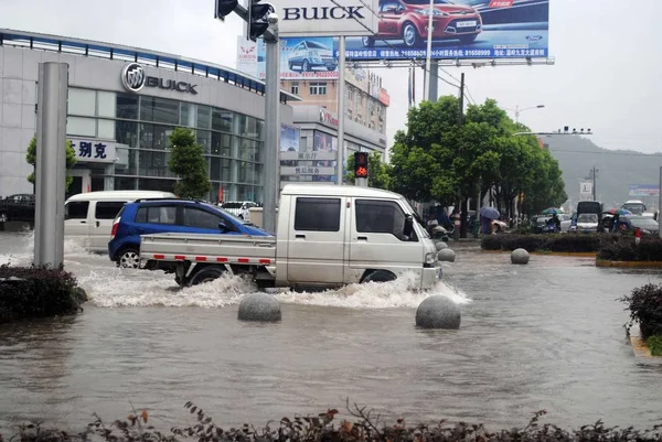 Des Voitures Circulent Dans Une Rue Inondée Wenling Dans Province — Photo