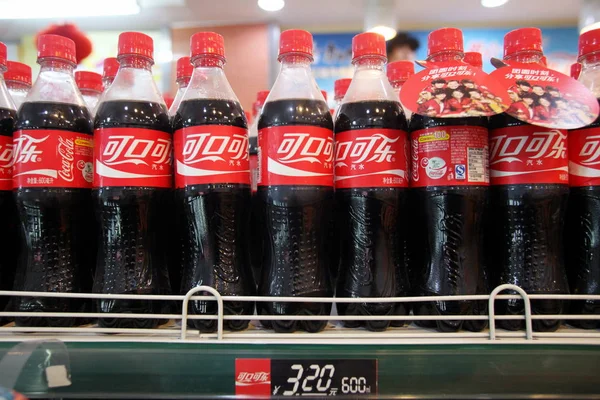 Flaskor Coca Cola Coke Ses Till Försäljning Stormarknad Shanghai Kina — Stockfoto