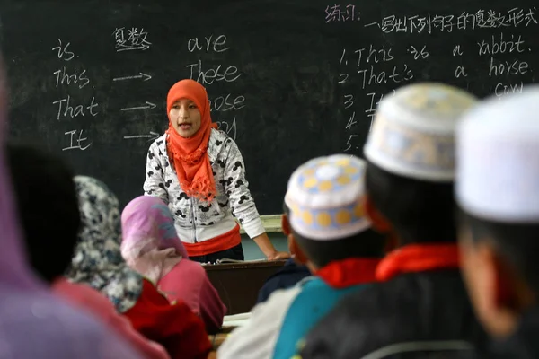 Seorang Guru Etnis Hui Mengajarkan Bahasa Inggris Kepada Siswa Selama — Stok Foto