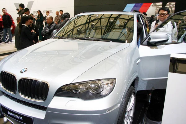Visitors Look Bmw Shanghai International Automobile Industry Exhibition Known Auto — Stock Photo, Image