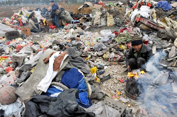 Chinesische Junker Durchsuchen Müll Auf Einer Mülldeponie Stadtrand Von Guiyang — Stockfoto