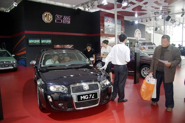 2008년 10월 장쑤성 난징시에서 자동차 쇼에서 방문객들이 사이크 모터의 바라보고 — 스톡 사진