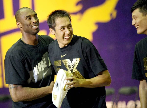 Jugador Baloncesto Nba Kobe Bryant Los Angeles Lakers Presenta Par —  Fotos de Stock