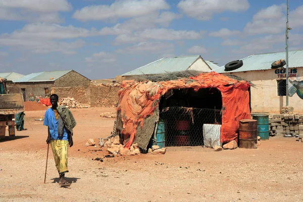 Somalijski Człowiek Idzie Ulicy Małym Miasteczku Stanie Puntland Somalia Styczeń — Zdjęcie stockowe