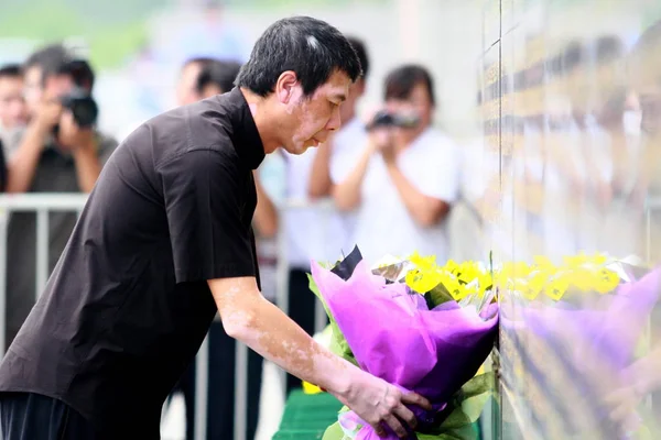 2010년 12일 허베이성 기념공원에서 기념벽 앞에서 펑샤오강 국장이 희생자들을 애도하고 — 스톡 사진