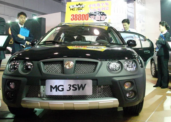 2009年10月30日 在中国东部江苏省南京市举行的车展上 参观者看到上汽 上海汽车工业集团 汽车在展出的Mg 3Sw — 图库照片