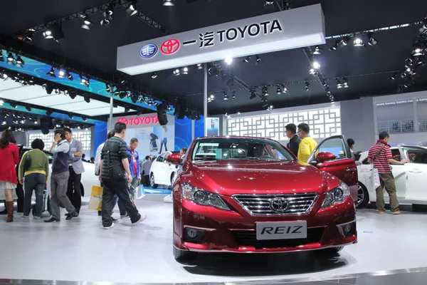 Los Visitantes Son Vistos Stand Toyota Durante Una Exposición Automóviles —  Fotos de Stock
