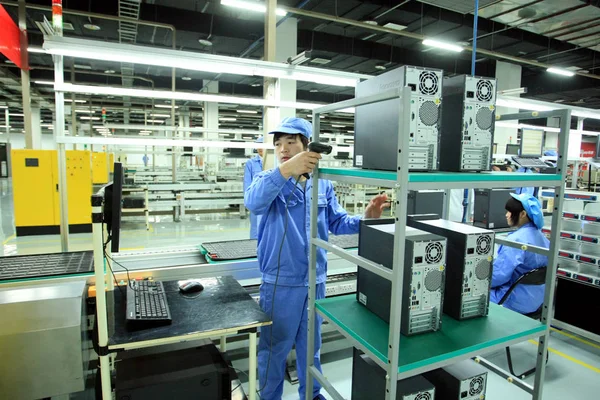 Trabalhadores Chineses Fabricam Computadores Mesa Linha Produção Centro Operações Lenovo — Fotografia de Stock