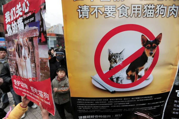 Activistas Chinos Protección Animal Sostienen Pancartas Para Protestar Por Comer — Foto de Stock