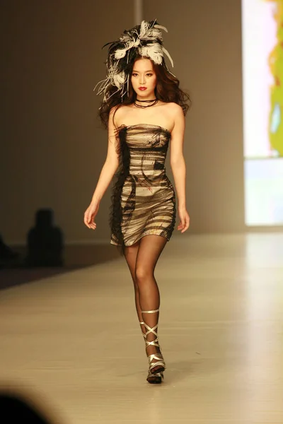 Desfile Modelos Para Mostrar Creación Del Diseñador Moda Chino Xie — Foto de Stock