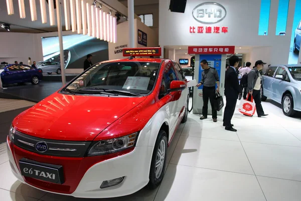 Kínai Látogatók Nézd Meg Byd Alatt Auto Show Pekingben Kínában — Stock Fotó