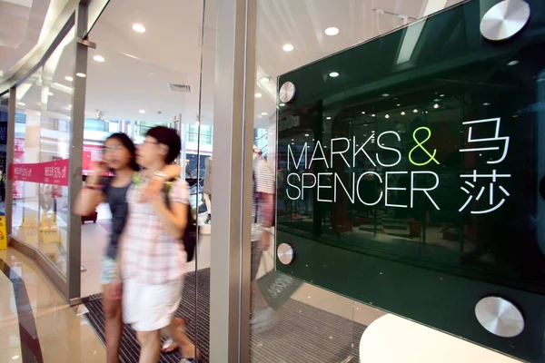 Clientes Saem Uma Loja Marks Spencer Fashion Garden Xangai China — Fotografia de Stock