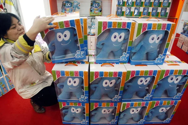 Китайський Працівник Організовує Іграшки Хайбао Офіційний Талісман Експо 2010 Магазині — стокове фото