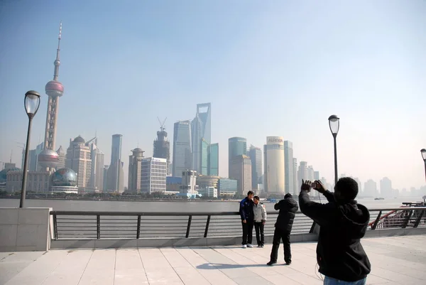 상하이의 맞은편 은행에서 아주이 지구의 스카이라인을 있듯이 와이탄에 산책로에서 사진을 — 스톡 사진