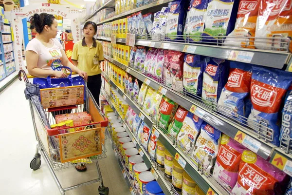 Kínai Személyzet Segít Ügyfél Bolt Tejport Egy Szupermarket Shanghai Kína — Stock Fotó