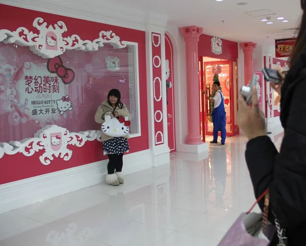 Una Posa Pedonale Hello Kitty Dream Restaurant Pechino Cina Dicembre — Foto Stock