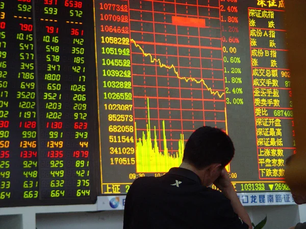 2011 日南中国海南省海口市で証券家に株価 価格の落下のためグリーン 見て中国投資家 — ストック写真