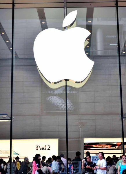Клиенты Видели Покупки Apple Store Нанкин Роуд Торговой Улице Шанхае — стоковое фото