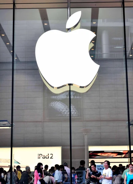 Klienci Postrzegane Zakupy Apple Store Ulicy Handlowej Nanjing Road Szanghaju — Zdjęcie stockowe