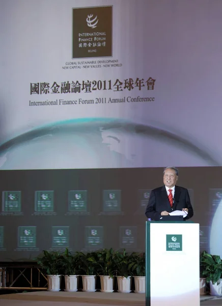 国际金融论坛主席程思伟在2011年11月9日于中国北京举行的国际金融论坛2011年年会上发表讲话 — 图库照片