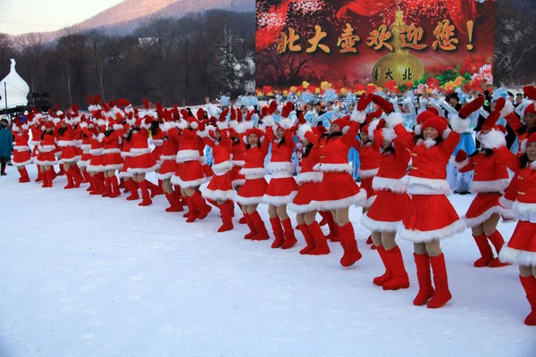 2011年12月27日 在中国东北吉林省吉林省第17届吉林武松国际冰节上 舞者表演 — 图库照片