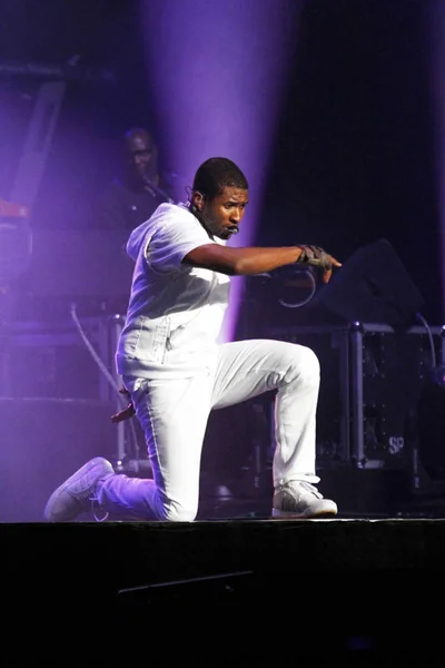 Cantante Estadounidense Pop Usher Raymond Actúa Concierto Gimnasio Olímpico Baloncesto — Foto de Stock