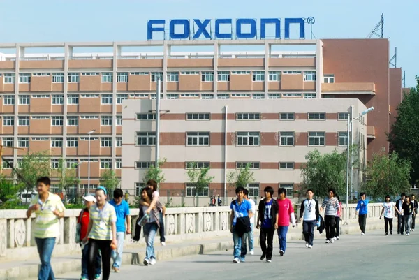 Chinese Foxconn Employees Walk Bridge Front Foxconn Yantai Plant Yantai — Stock Photo, Image