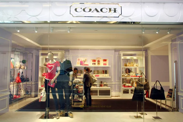 顧客は 中国のコーチブティックで買い物を見ています 2011年2月11日 — ストック写真