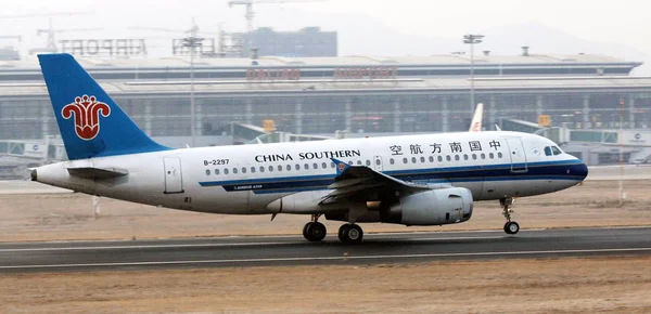 中国南方航空のエアバスA319が 2010年1月1日 中国北東部の大連の周水ジ国際空港を離陸する予定です — ストック写真