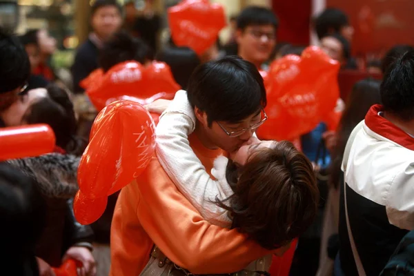2010년 일요일 상하이의 쇼핑몰에서 다가오는 발렌타인 데이를 기념하기 캠페인 연인들이 — 스톡 사진