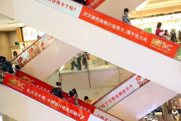 Los Compradores Toman Escaleras Mecánicas Centro Comercial Shanghai China Febrero —  Fotos de Stock