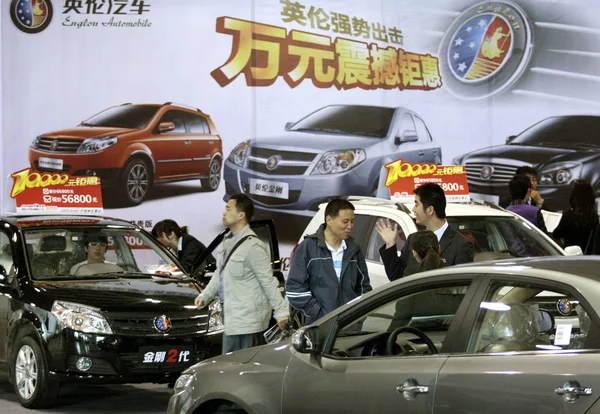 Αγοραστές Των Κινέζων Αυτοκινήτων Δείχνουν Την Englon Αυτοκίνητα Της Geely — Φωτογραφία Αρχείου