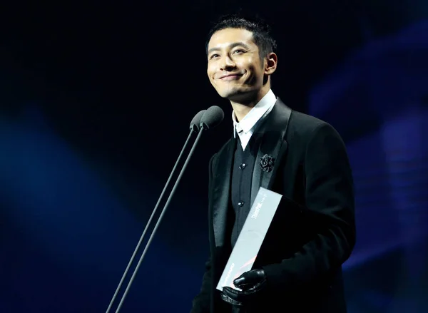 中国歌手 演员黄晓明在 艾斯奎尔 杂志2011年12月11日在中国北京举行的 年度男子奖颁奖仪式 上发表演讲 — 图库照片