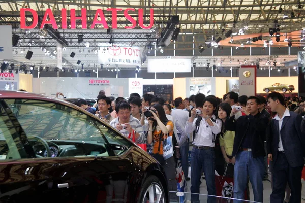 Visitors Take Photos Car Stand Daihatsu Motor Auto Shanghai 2007 — Stock Photo, Image