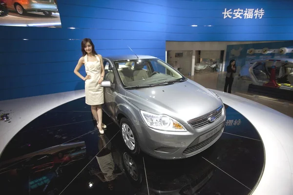 Modèle Chinois Pose Avec Une Voiture Ford Lors Salon Auto — Photo