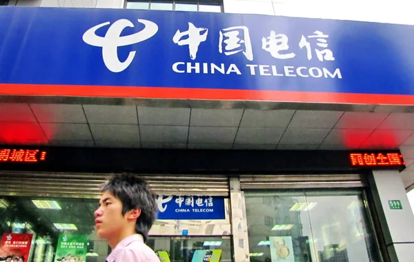 Homme Passe Devant Une Filiale China Telecom Shanghai Chine Août — Photo
