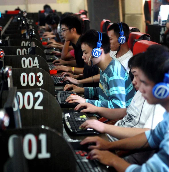 Młodzi Chińczycy Grają Gry Online Surfują Internecie Kafejce Internetowej Hrabstwie — Zdjęcie stockowe