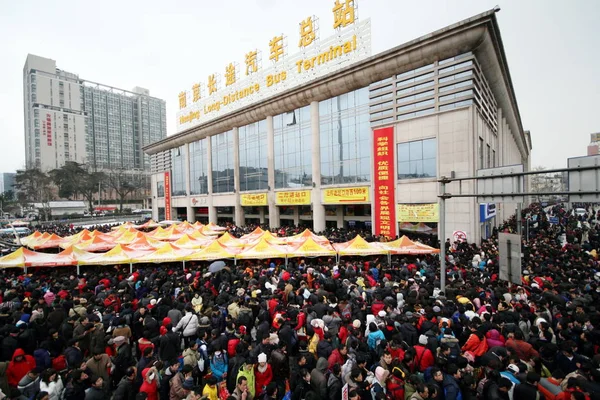 Multitudes Pasajeros Chinos Esperan Terminal Autobuses Larga Distancia Nanjing Después — Foto de Stock
