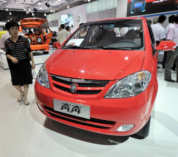 Besökare Titta Changan Chana Benben Tillverkas Changan Automobile Group Ltd — Stockfoto