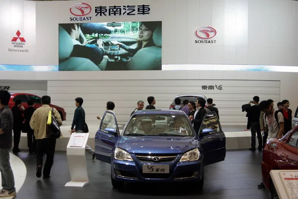 Los Visitantes Son Vistos Stand Soueast Motor Durante Auto Shanghai — Foto de Stock
