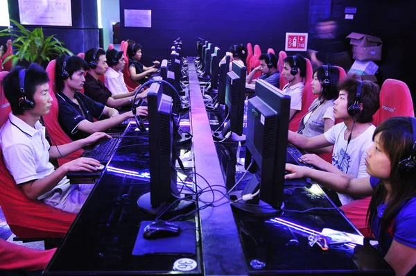 Les Employés Chinois Foxconn Surfent Sur Internet Dans Cybercafé Usine — Photo