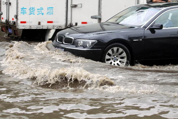 Ένα Αυτοκίνητο Τρέχει Ένα Πλημμυρισμένο Δρόμο Στην Επαρχία Σεντσί Στις — Φωτογραφία Αρχείου
