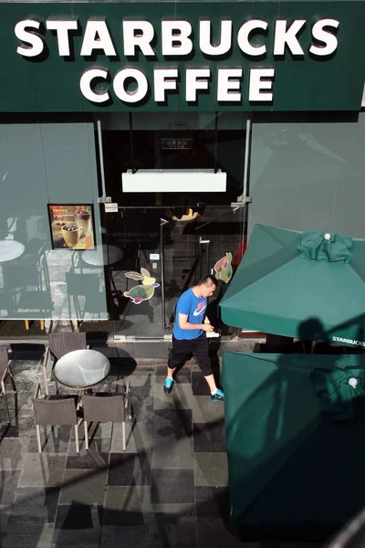 Bestand Een Klant Loopt Uit Een Starbucks Koffie Winkel Changzhou — Stockfoto